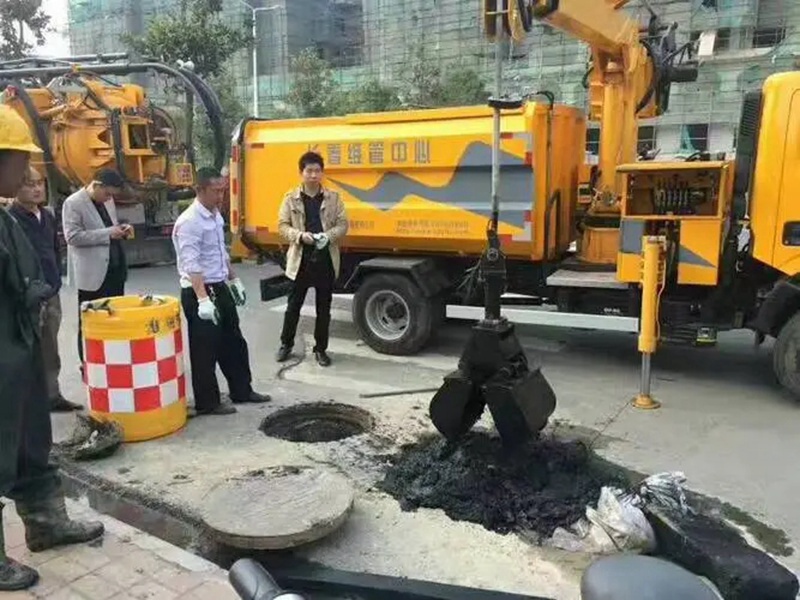 韶山街道：网格员化身“清道夫”，为民解忧疏通“堵心”化粪池