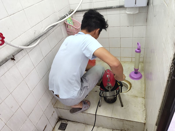 韶山肥皂掉到马桶里把马桶堵住了怎么办？马桶堵住了怎么办