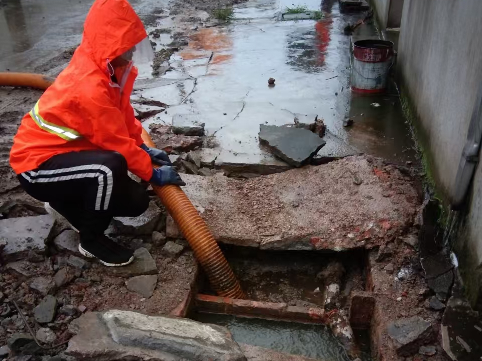 韶山专业清理污水池 炜誉市政以规范流程守护城市 “肠道”